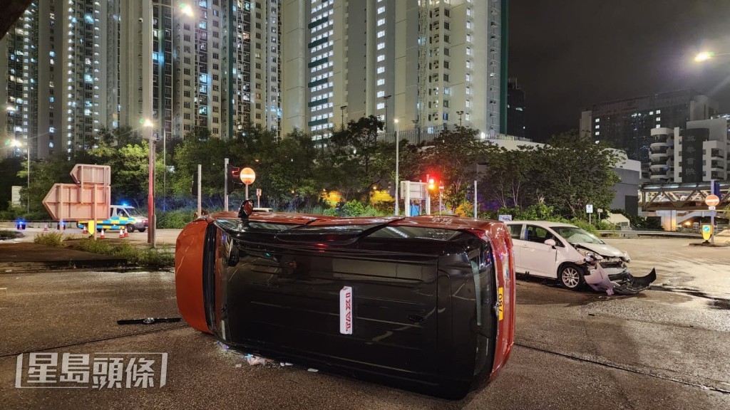 的士遭攔腰撞擊後當場向左側翻,橫亙路中央。黎志偉攝 的士遭攔腰撞擊後當場向左側翻,橫亙路中央。黎志偉攝
