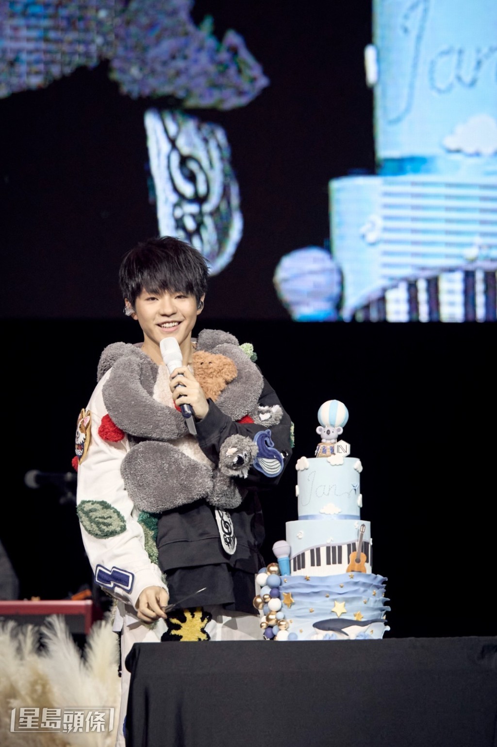 台上響起生日歌,Ian回過神後,隨即甜笑跟唱:「Happy birthday to me」 台上響起生日歌,Ian回過神後,隨即甜笑跟唱:「Happy birthday to me」