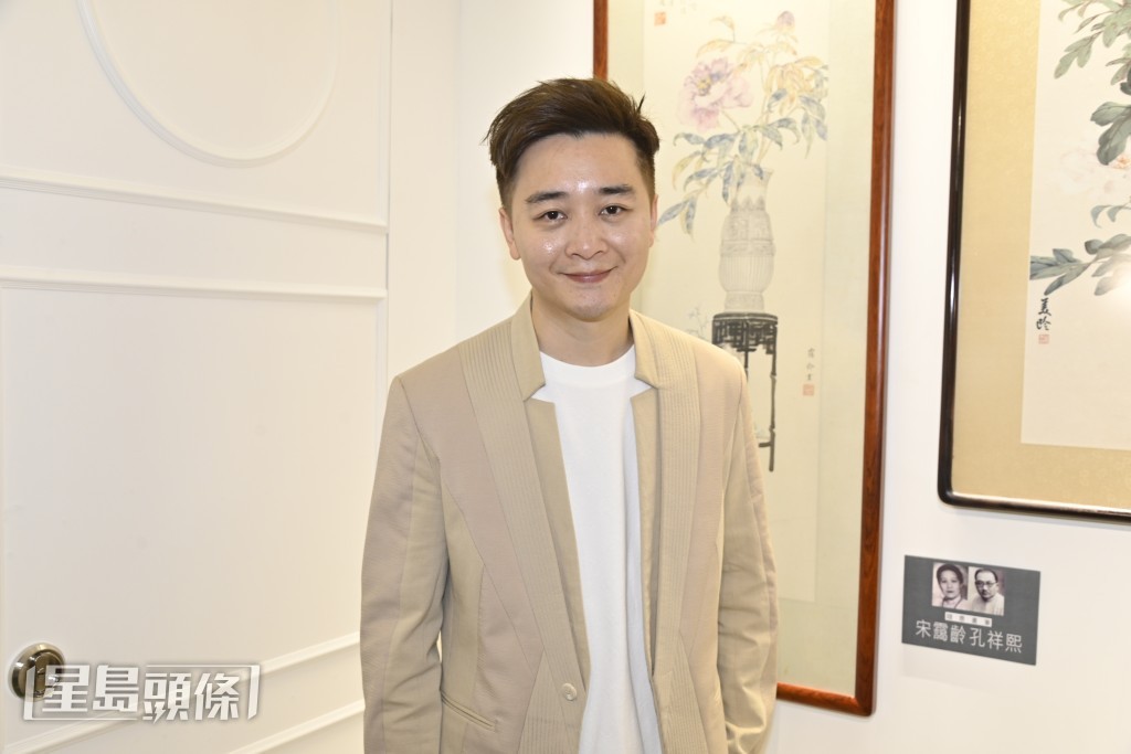 譚輝智更獲家燕姐大讚靚仔。