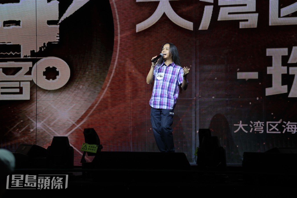 头发长长，来自广东的参赛者唱得好有感情。