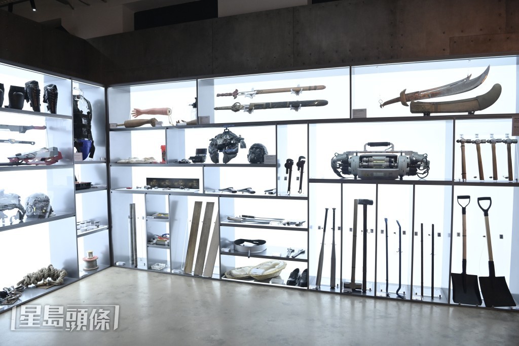 去展覽，看得最多是「不要觸摸」告示牌，是次展覽部份展品可以拿上手舞弄。