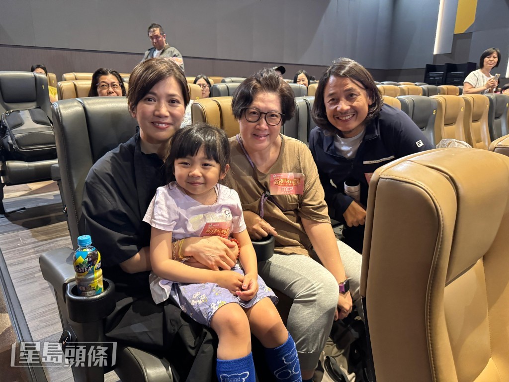 黃澤鋒與太太陳麗麗、乖女黃熙恩(暱稱小黃妃)入場觀看《OMG!阿媽有喜》慶祝母親節,與靚靚合照。 黃澤鋒與太太陳麗麗、乖女黃熙恩(暱稱小黃妃)入場觀看《OMG!阿媽有喜》慶祝母親節,與靚靚合照。