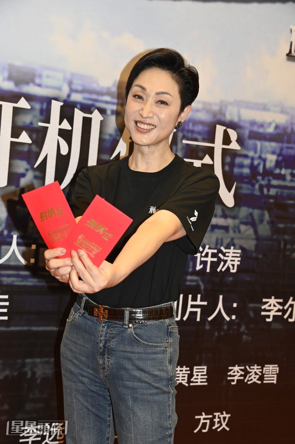 問到是否想憑此劇再爭視后?陳法蓉說:「我充滿信心,不過沒有咁順攤。」 問到是否想憑此劇再爭視后?陳法蓉說:「我充滿信心,不過沒有咁順攤。」
