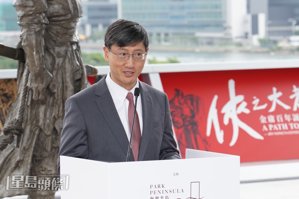 韓家輝表示，現正舉行的金庸人物雕塑展，為香港作為盛事之都增添色彩。葉偉豪攝