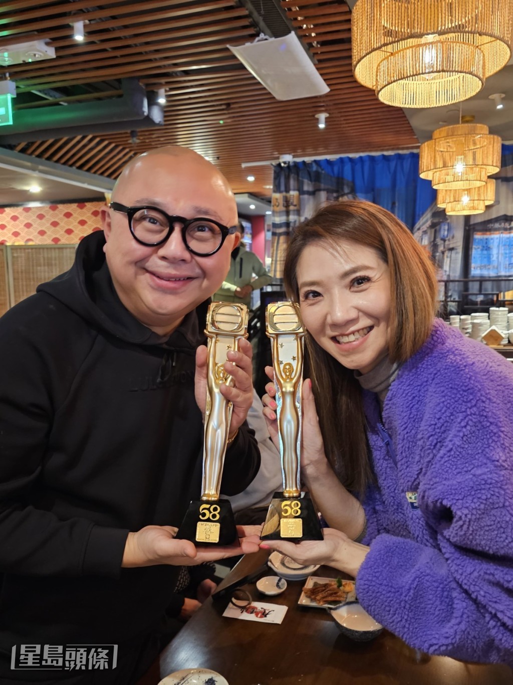 「最佳男主持」林盛斌（Bob）與「最佳女主持」車婉婉齊於尖沙咀日本餐廳包下廂房，慰勞《中年好聲音》、《女神配對計劃》及《攻你上大學》全體幕後，相當有心。