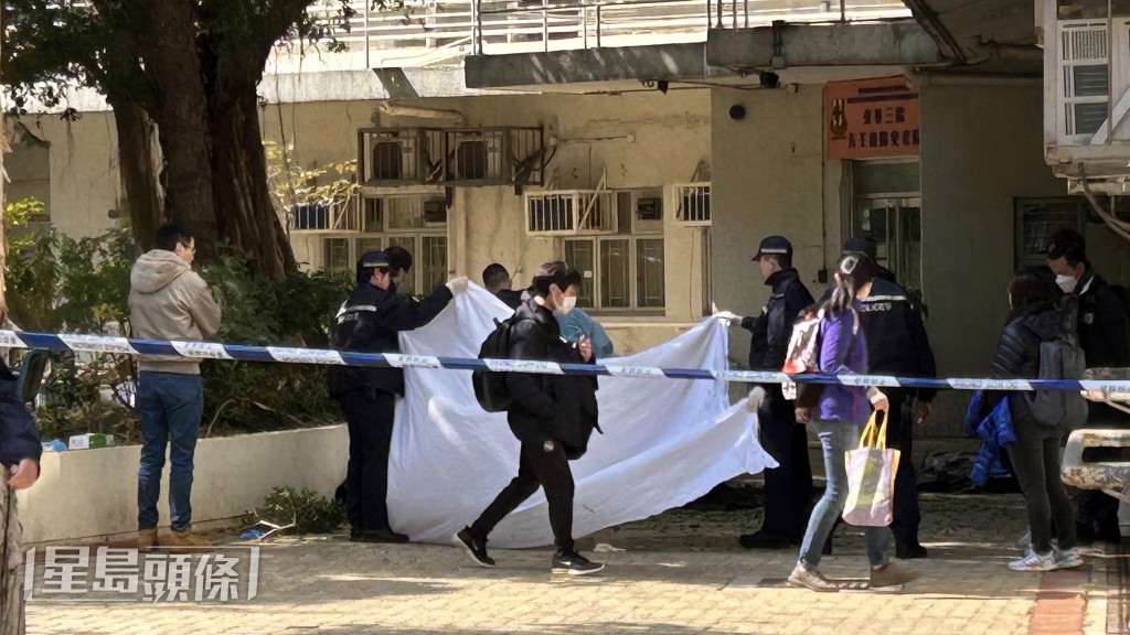 警方拉起白布遮住屍體。 蔡楚輝攝 警方拉起白布遮住屍體。 蔡楚輝攝