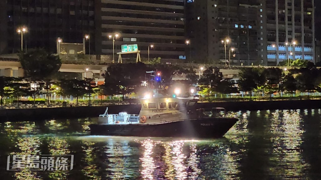 水警輪出動，在有關海面將女事主救起，並抬回岸上。黎志偉攝
