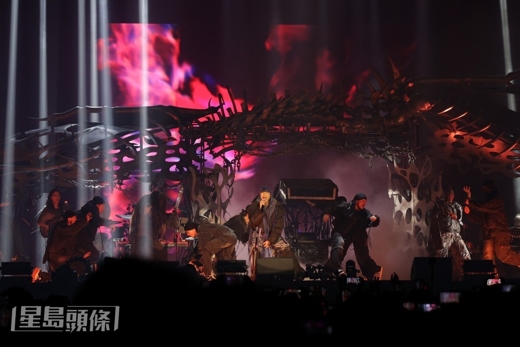 舞台以陰間為主題，當中有表演者打扮成陰間使者、閻羅王等亮相。