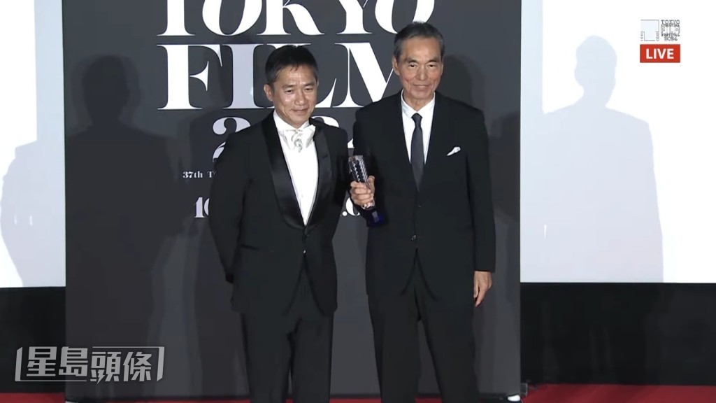 日本老牌男星長塚京三憑《敵》中的表現,從梁朝偉手上獲頒最佳男主角獎。 日本老牌男星長塚京三憑《敵》中的表現,從梁朝偉手上獲頒最佳男主角獎。