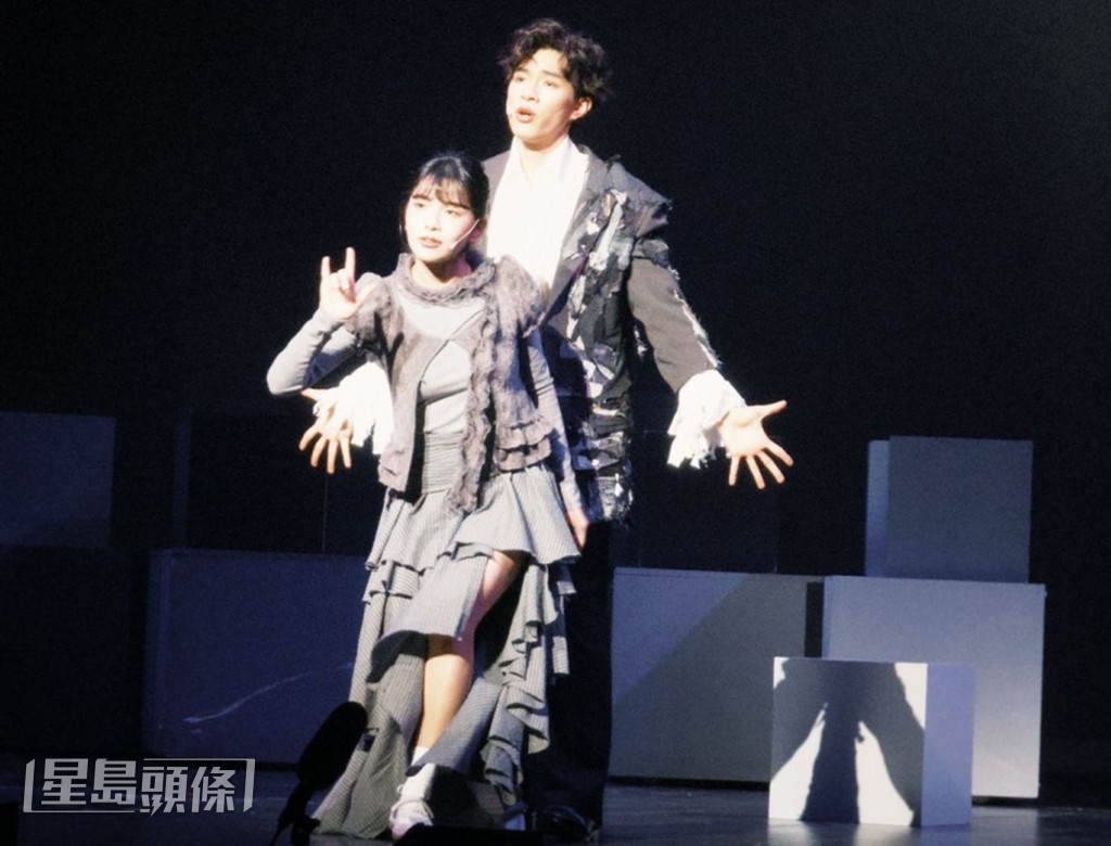 COLLAR前成员So Ching为慈善义务演出《咸鱼肉饼猪仔包》，与Kakit在舞台上合作。