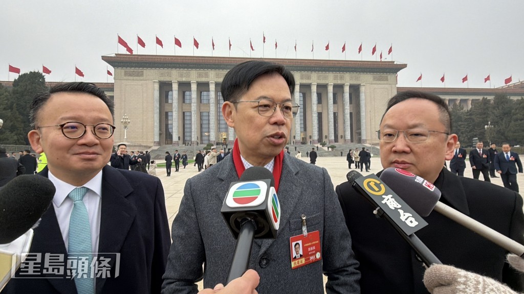 全国人大代表陈振英（中）表示，今年最关注“十五五”规划，会否与大家预期有何不同。郭咏欣摄