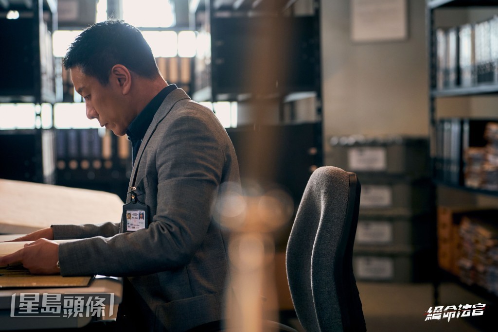 朱栢康在劇中是調查科總督察,經常遊走黑白兩道。 朱栢康在劇中是調查科總督察,經常遊走黑白兩道。