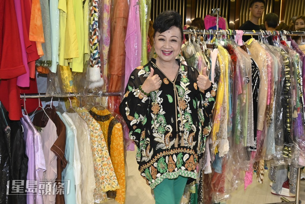 家燕姐從倉庫2千多件服裝存貨中，揀選了大約5百件在這次義賣活動中出售。