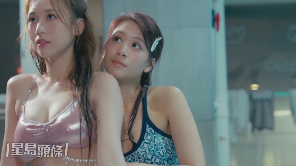 二人變身「孖妹美人魚」。 二人變身「孖妹美人魚」。