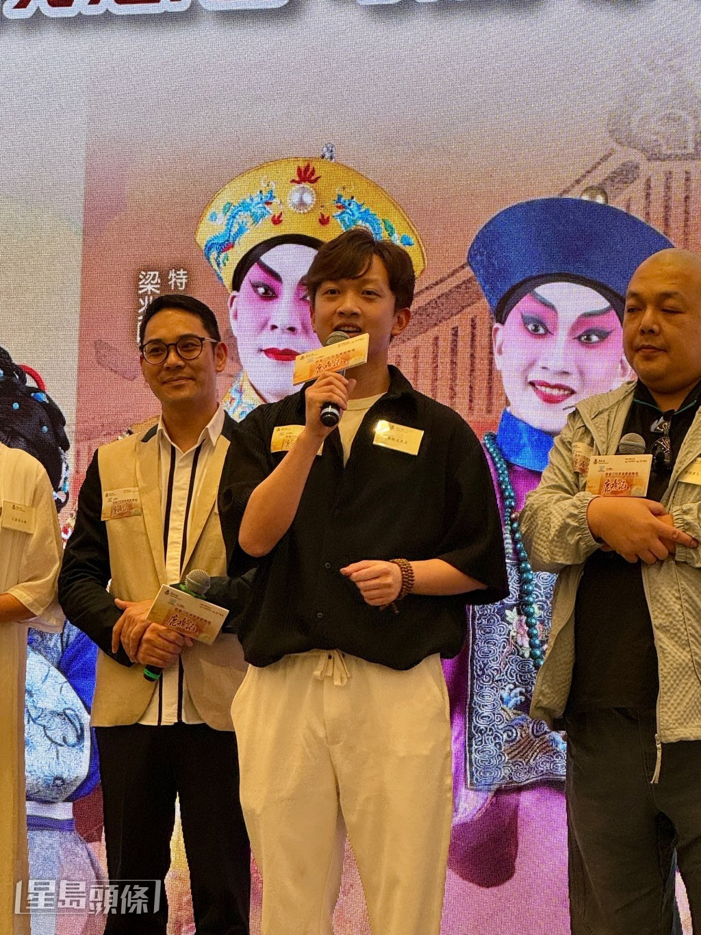 梁振文演韋小寶,他與非同是演藝學院的同學,所以都有默契。 梁振文演韋小寶,他與非同是演藝學院的同學,所以都有默契。