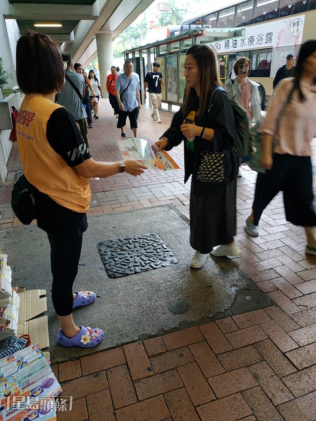 市民踴躍取閱。