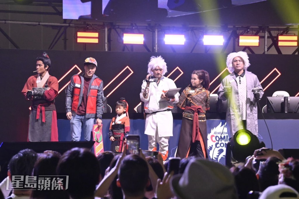 最終由迷你版項少龍以及扮演《回》片角色Marty McFly獲勝。