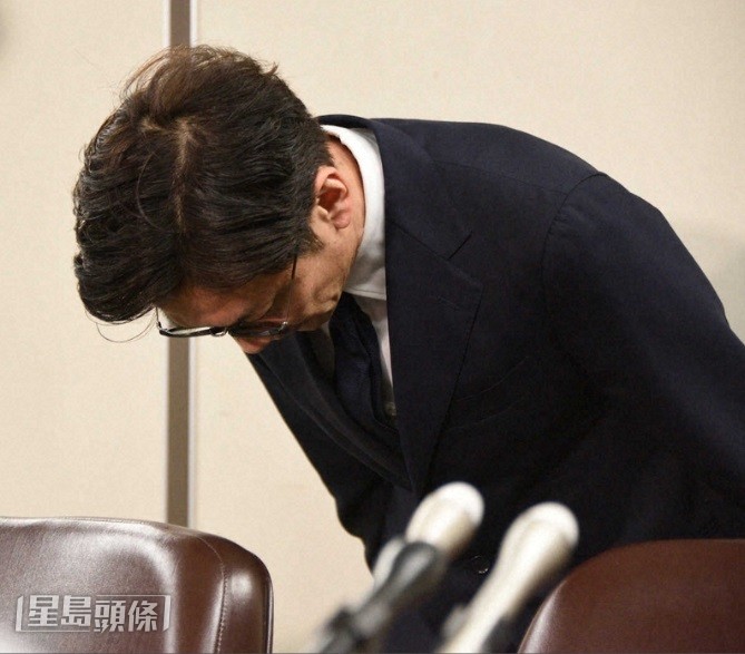 國分更在鏡頭前鞠躬致歉。