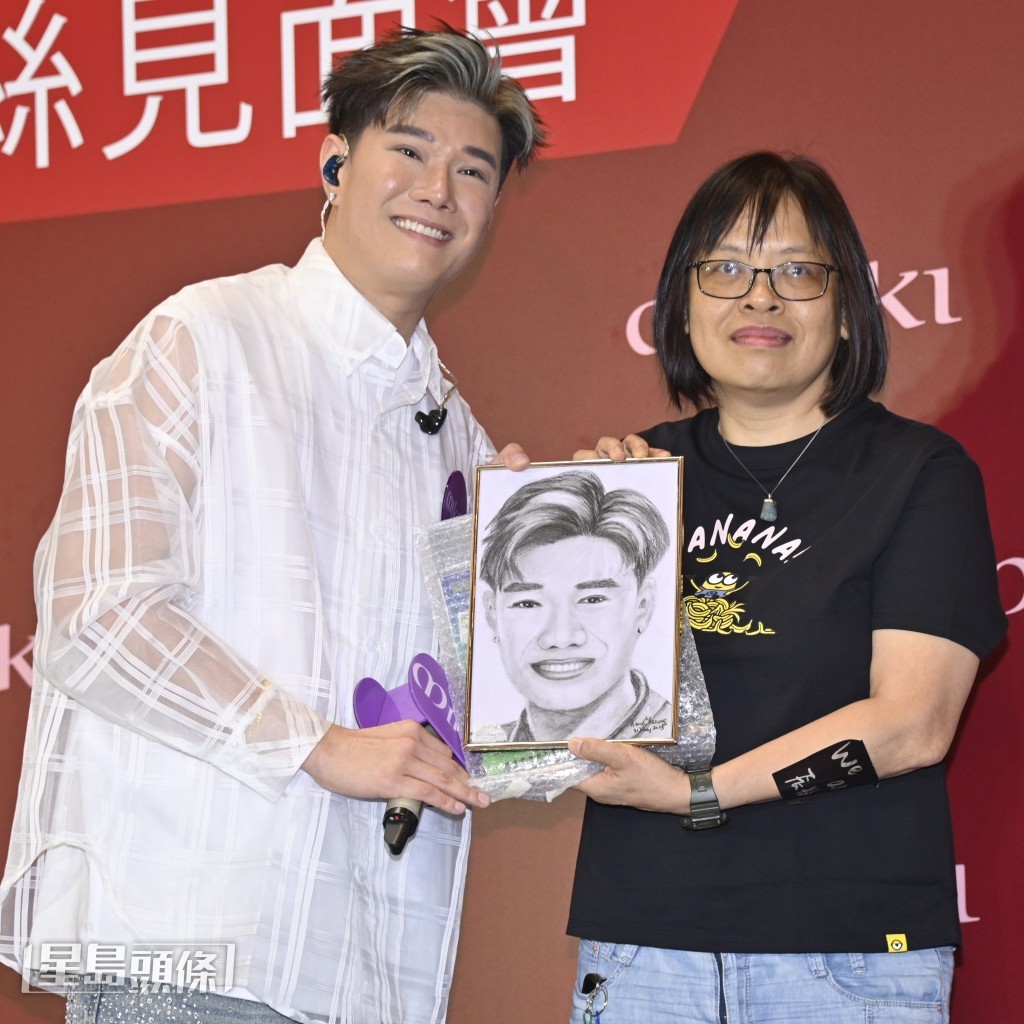 张与辰获粉丝送上素描人像画。 张与辰获粉丝送上素描人像画。