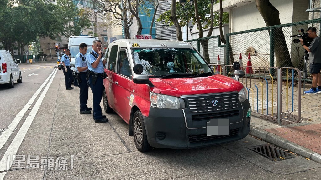 警員截查男子期間,在其背包內搜出10 包懷疑可卡因及30包懷疑依托咪酯及10支電子煙,初步懷疑男子涉嫌運送及派發毒品。蔡楚輝攝 警員截查男子期間,在其背包內搜出10 包懷疑可卡因及30包懷疑依托咪酯及10支電子煙,初步懷疑男子涉嫌運送及派發毒品。蔡楚輝攝