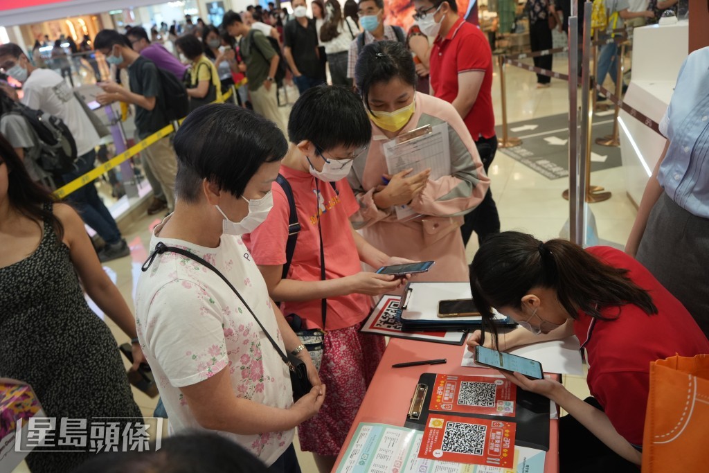 市民需指手機程式領取消費券。吳艷玲攝