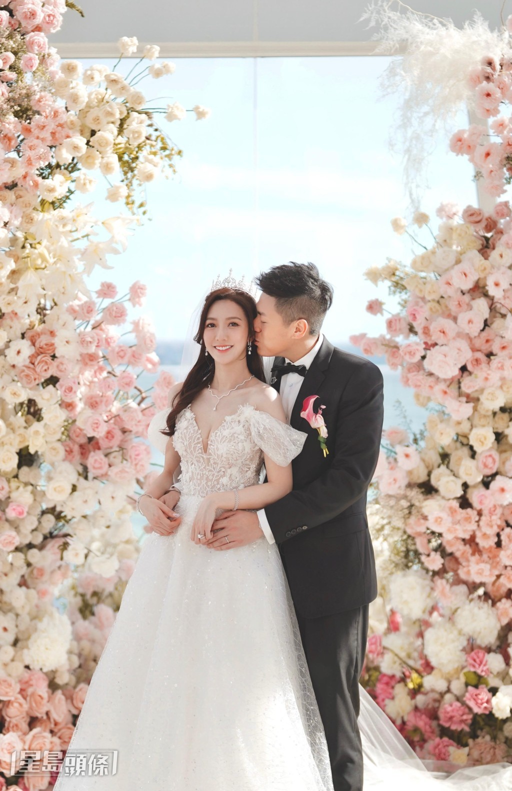 Regina去年跟圈外男友結婚,成為人妻。 Regina去年跟圈外男友結婚,成為人妻。