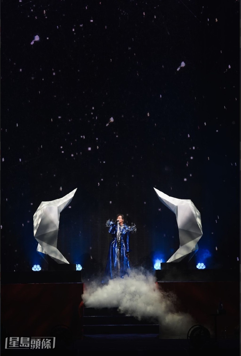 演唱會大玩「多重宇宙」概念，以四個平衡時空代表自己四種性格、四段人生及四種音樂面向，在同一個舞台上並存。