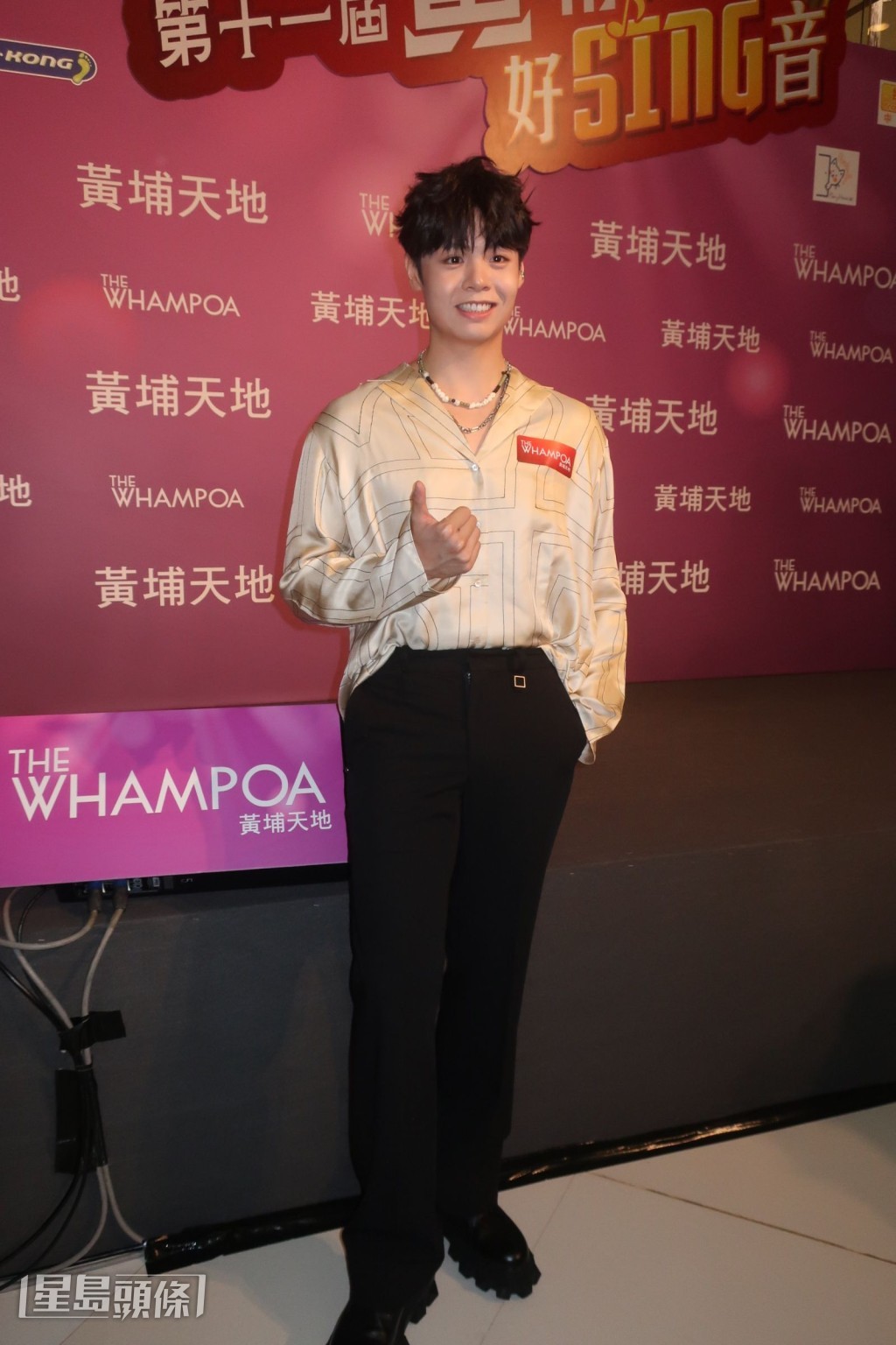於中學才開始參加歌唱比賽。