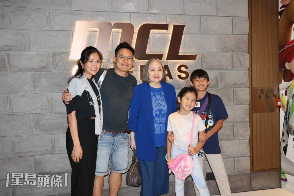 盧宛茵亦帶同活潑的孫仔女，三代同堂溫馨睇戲。