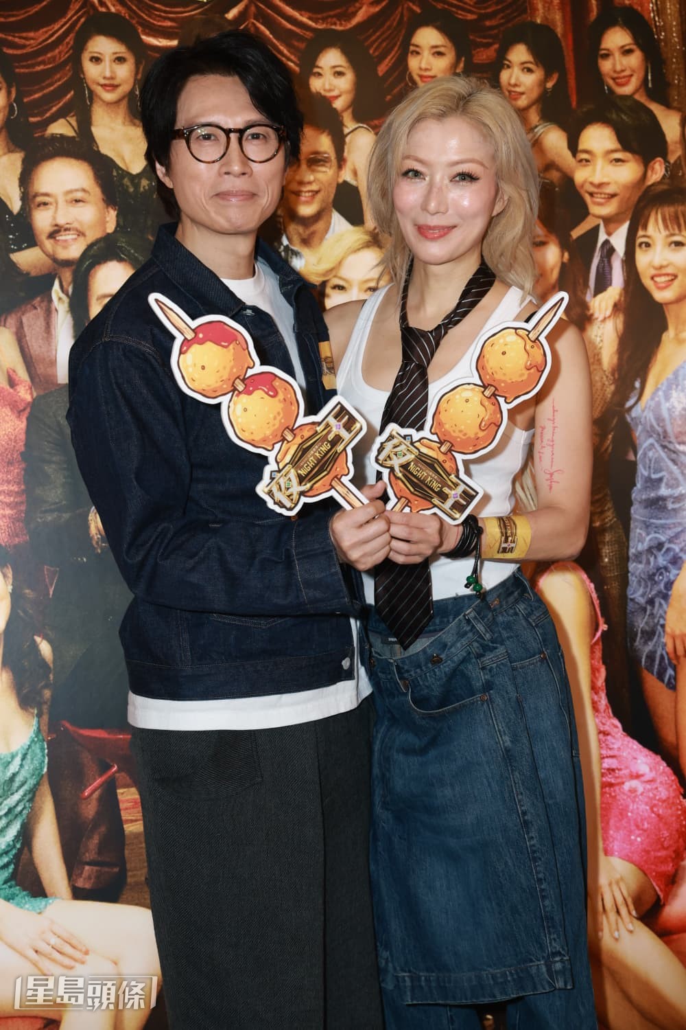 黃子華、鄭秀文為答謝觀眾今晚(9日)齊集尖沙咀大派魚蛋。 黃子華、鄭秀文為答謝觀眾今晚(9日)齊集尖沙咀大派魚蛋。