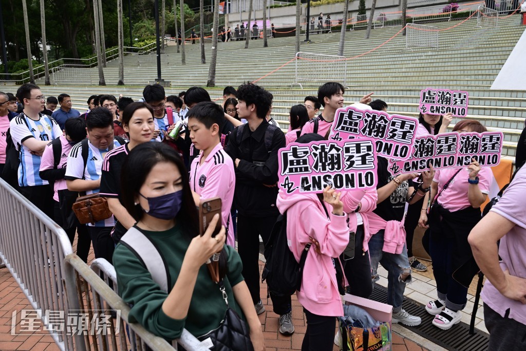 現場亦見到不少「神徒」（歌手盧瀚霆粉絲暱稱）在場等候。陳極彰攝