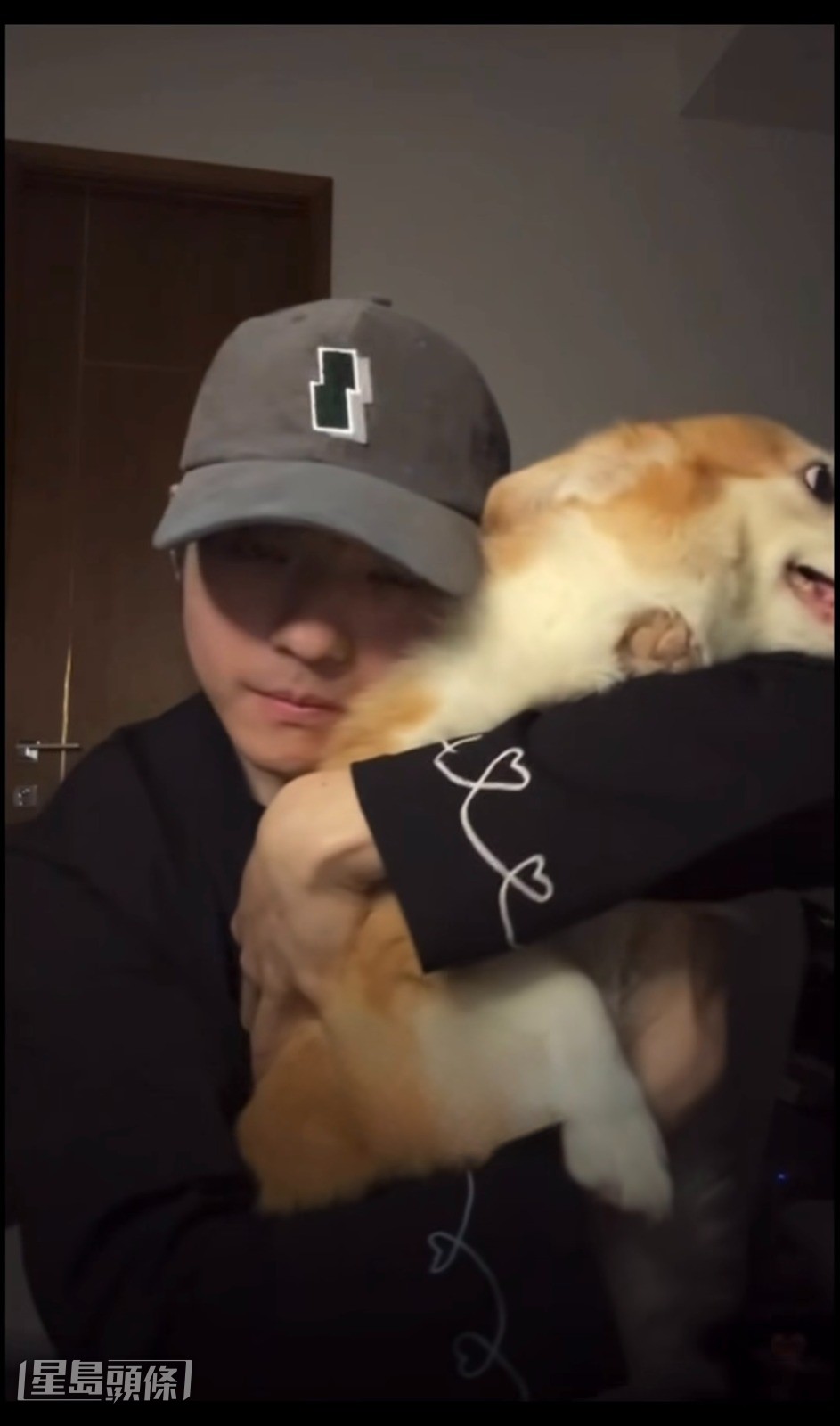 見Ian抱起愛犬時一臉溫柔，便知道他是一位「慈父」。