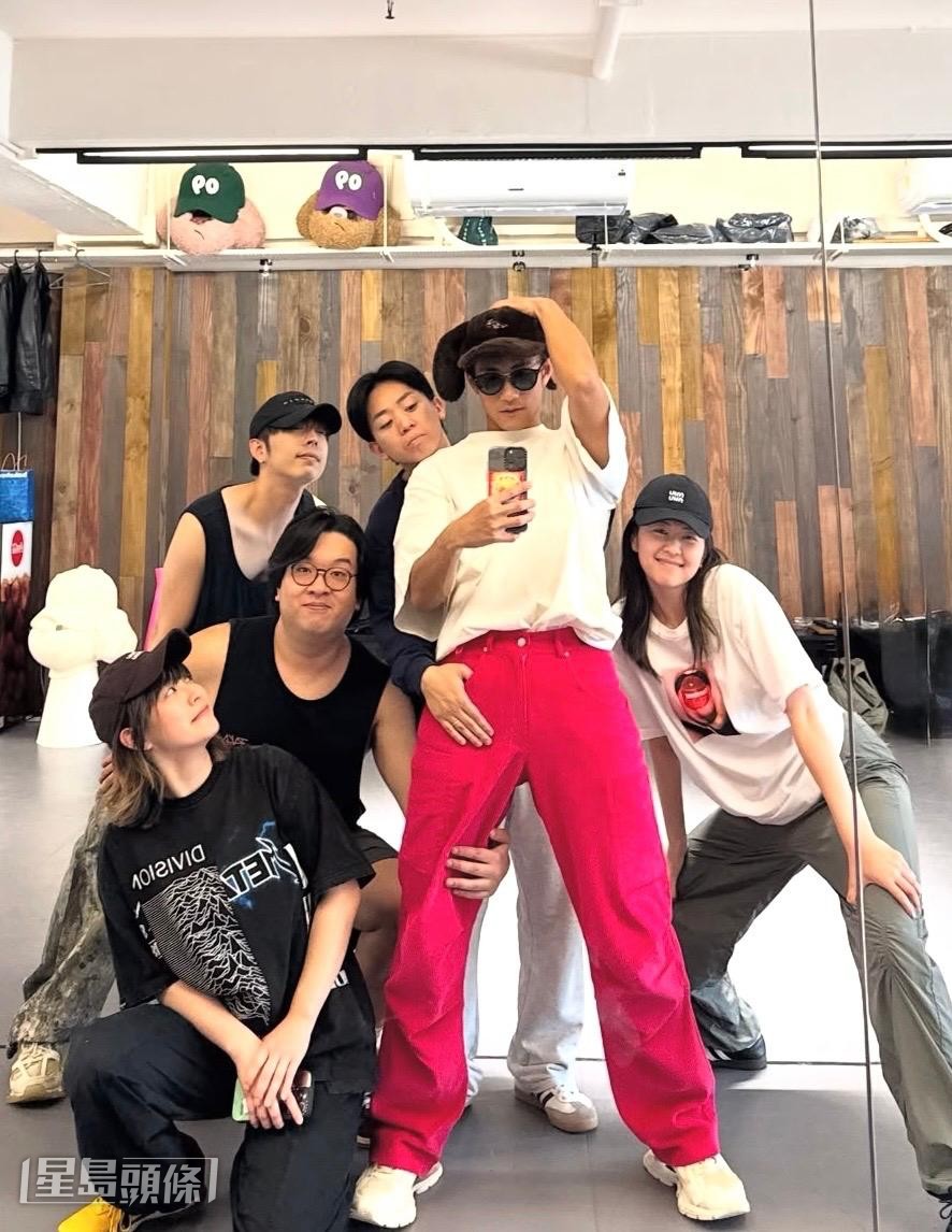 Jeffrey為《膠戰》演唱會練舞,曾穿著粉紅色褲。 Jeffrey為《膠戰》演唱會練舞,曾穿著粉紅色褲。