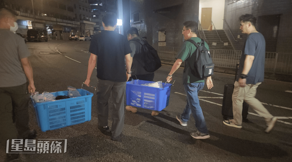 凌晨4時許，多名警員離開大廈，並帶走兩籃證物返警署。