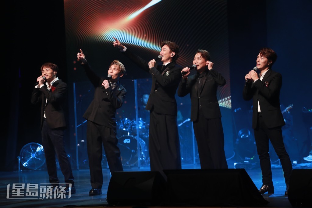 胡渭康跟四位《中年好聲音》學員合唱。