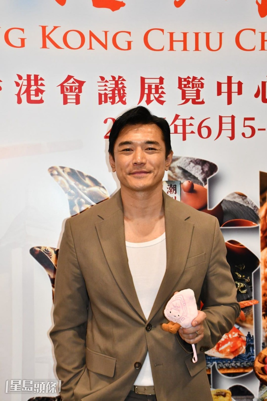 黃長興說現在兒子的中文比自己好，但這正好可讓他跟兒子一同學習中文。
