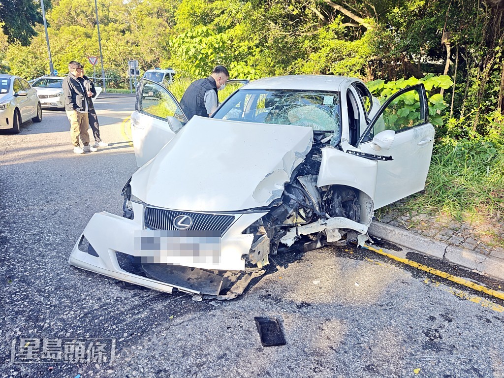 涉事私家車車頭損毀。蔡楚輝攝