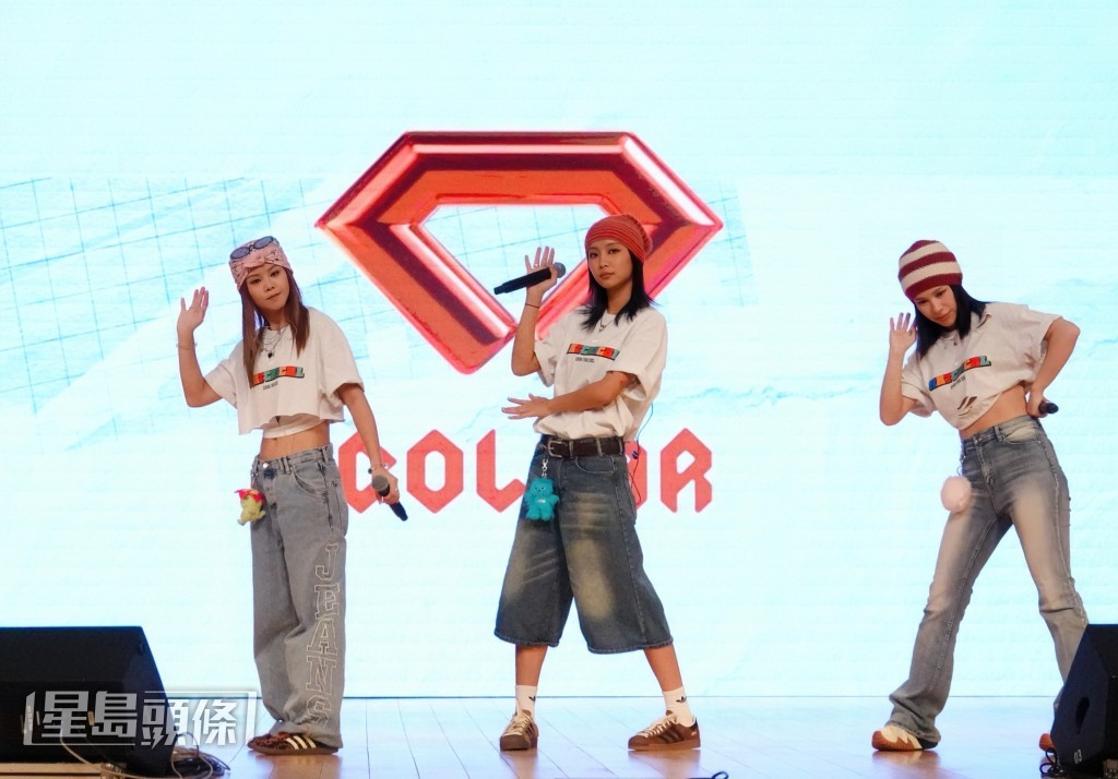 打頭陣的COLLAR先唱出《SSS》。