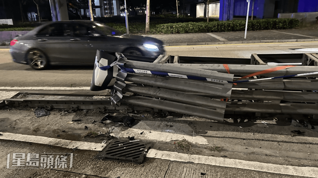被撞的風琴式防撞欄出現明顯變形及破損。蔡楚輝攝 被撞的風琴式防撞欄出現明顯變形及破損。蔡楚輝攝