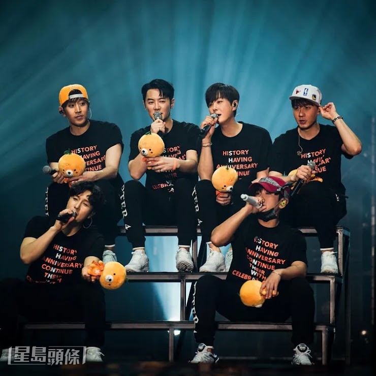 李玟雨(前排右)繼Eric(後排左起)、JunJin、Andy(後排右)之後,成為團內第4位人夫。 李玟雨(前排右)繼Eric(後排左起)、JunJin、Andy(後排右)之後,成為團內第4位人夫。
