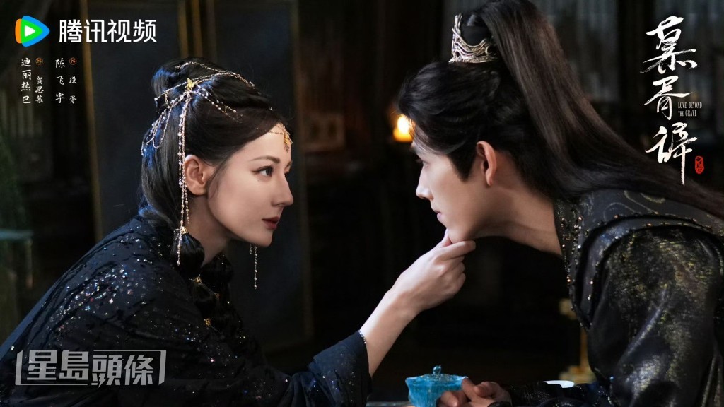 《白日提灯》讲述贺思慕与段胥以爱意抵抗时间洪流。 《白日提灯》宣传相里一个著住黑色古装、戴住精致头饰的女人(迪丽热巴 饰 贺思慕),正用手托着一个男人嘅下巴(陈飞宇 饰 段胥),两个人深情对望。 《白日提灯》讲述贺思慕与段胥以爱意抵抗时间洪流。 《白日提灯》宣传相里一个著住黑色古装、戴住精致头饰的女人(迪丽热巴 饰 贺思慕),正用手托着一个男人嘅下巴(陈飞宇 饰 段胥),两个人深情对望。