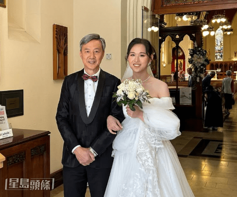 陳榮峻囡囡去年3月結婚,年底更成為外公,今年囡囡抱B由新西蘭返港。 陳榮峻囡囡去年3月結婚,年底更成為外公,今年囡囡抱B由新西蘭返港。