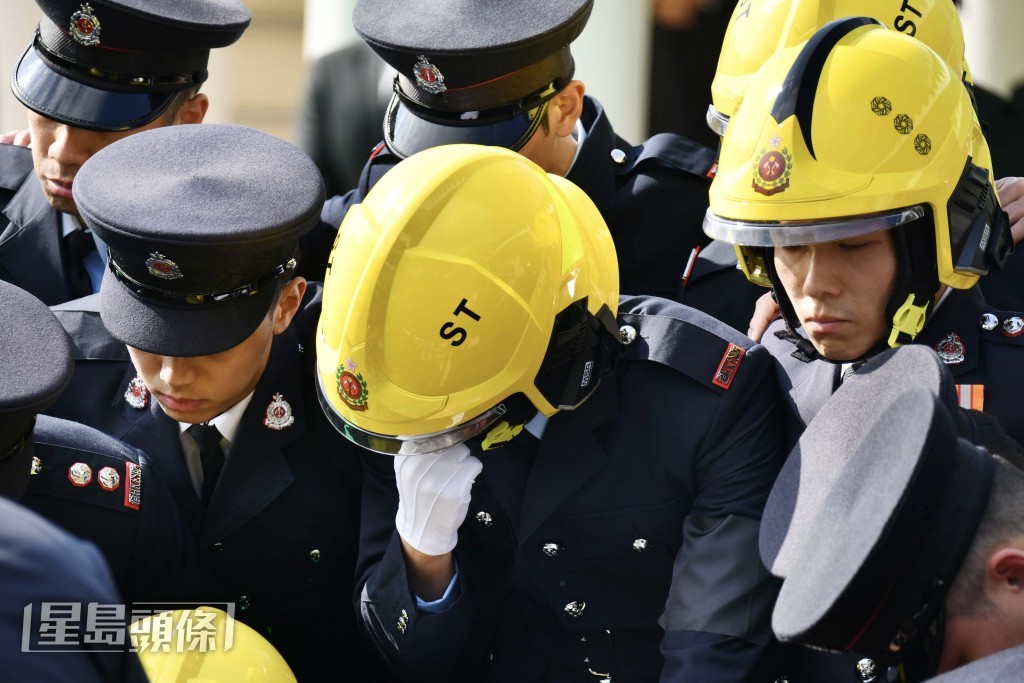 同袍送別何偉豪，流下男兒淚。