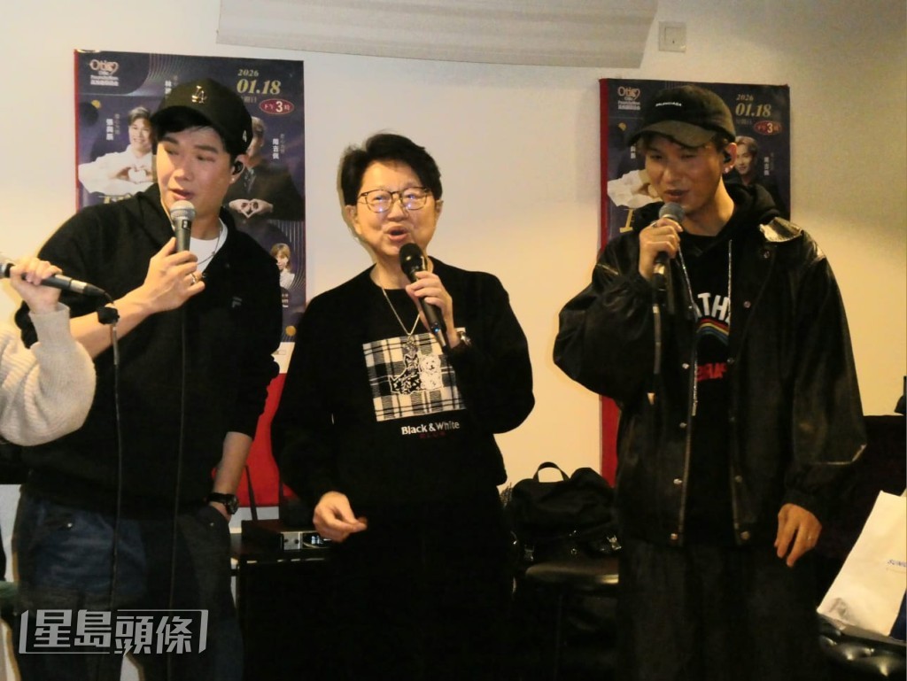 周吉佩笑言到時帶行李箱募捐善款,張與辰搞笑指幫手推行李箱。 周吉佩笑言到時帶行李箱募捐善款,張與辰搞笑指幫手推行李箱。