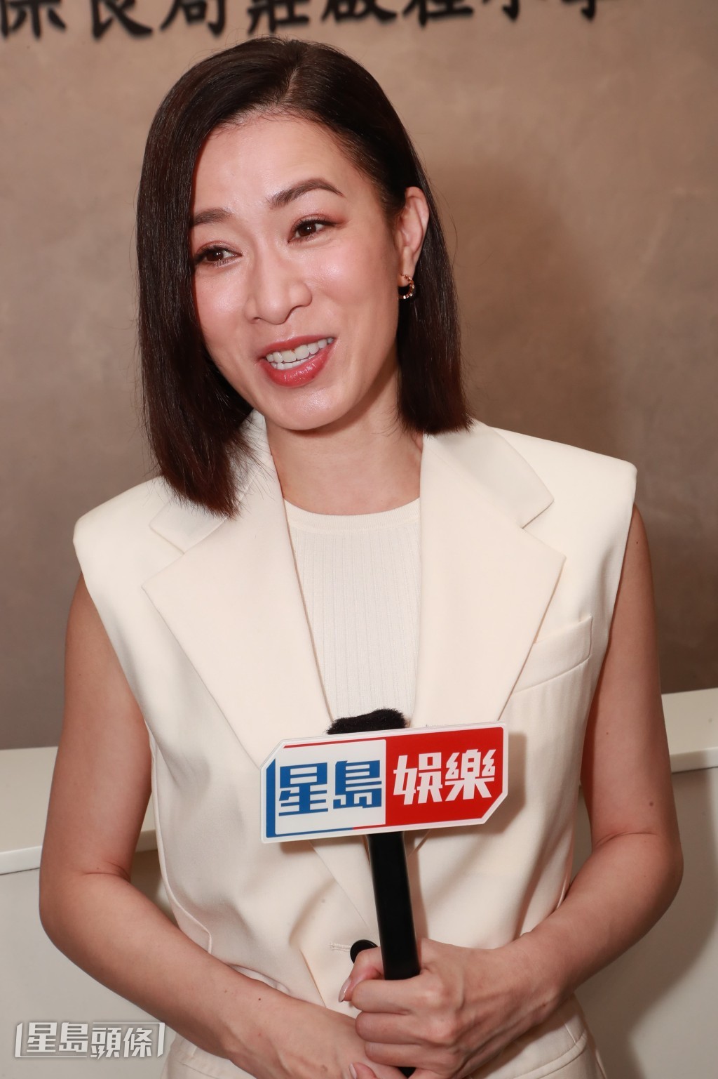 阿佘自言當年中英數成績最強。 阿佘自言當年中英數成績最強。