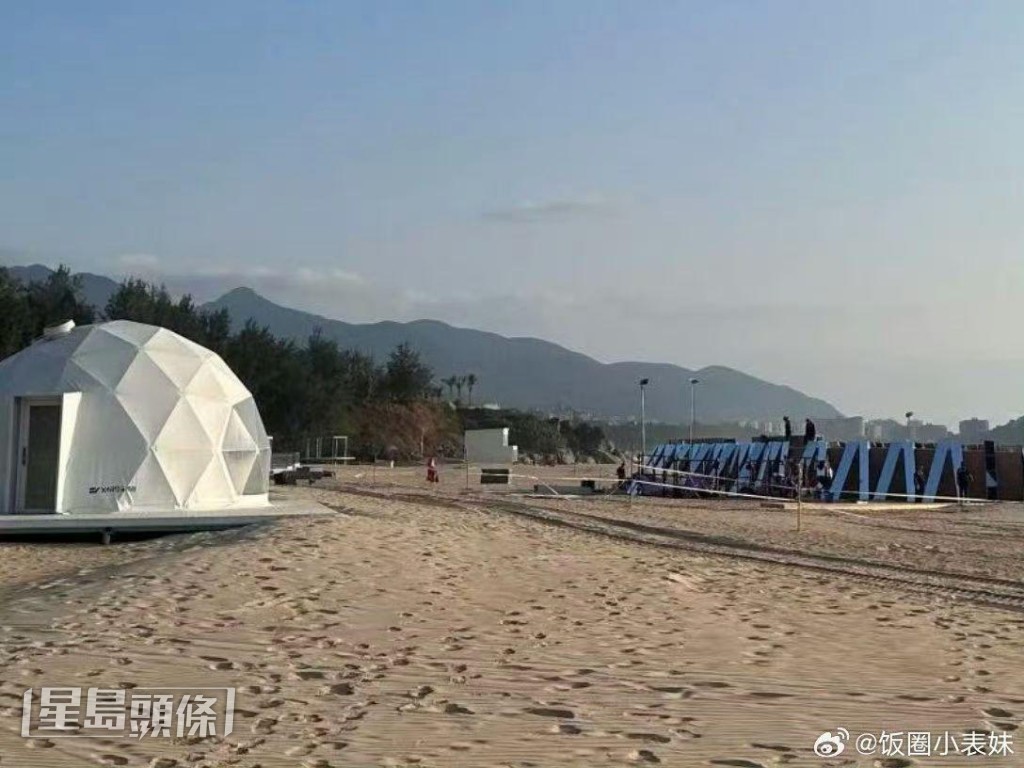 有網民在海口沙灘看到搭建了呈圓形的舞台，對着一片大海。