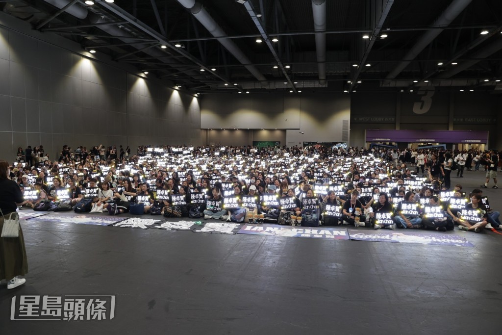 逾三百位hellosss影大合照兼嗌口號。 逾三百位hellosss影大合照兼嗌口號。