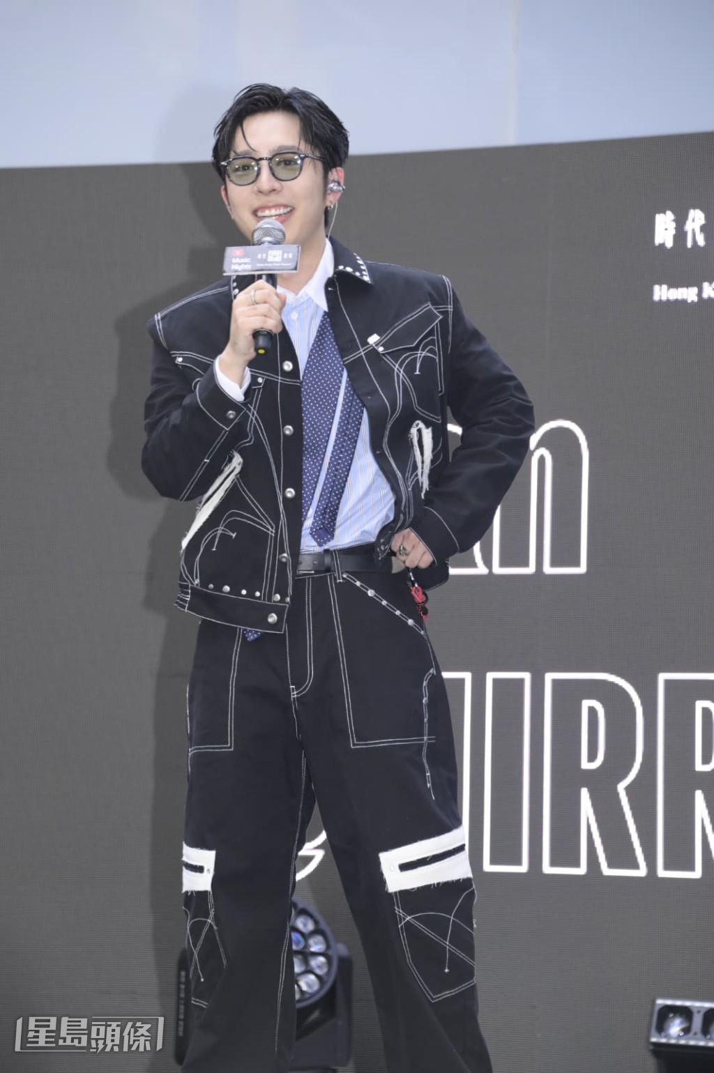 呂爵安演唱期間,感謝「爵屎」在炎熱下到場支持。 呂爵安演唱期間,感謝「爵屎」在炎熱下到場支持。