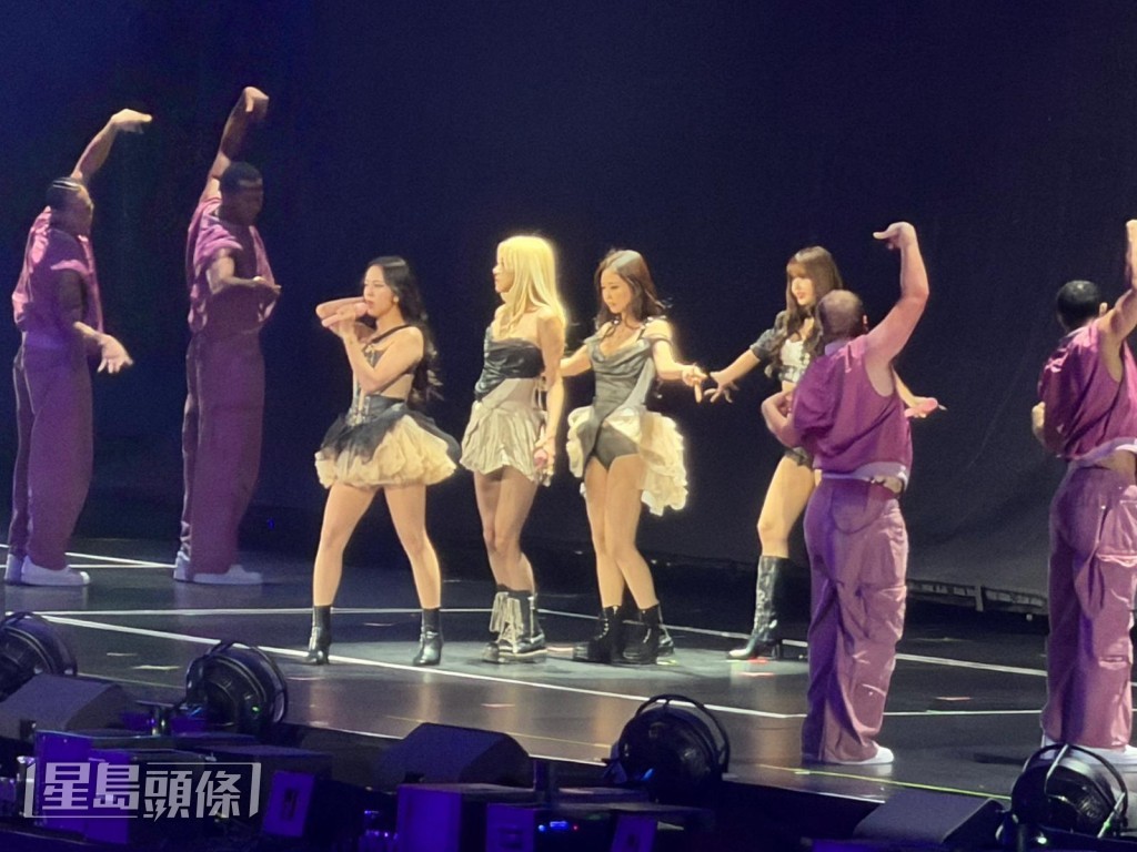 4人一齊騷長腿。