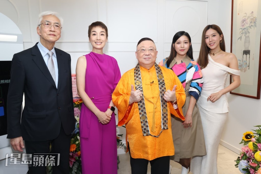 何文匯、江美儀、李居明、賴慰玲和傅嘉莉一齊出席「明星名人書畫攝影展」開幕禮。 何文匯、江美儀、李居明、賴慰玲和傅嘉莉一齊出席「明星名人書畫攝影展」開幕禮。